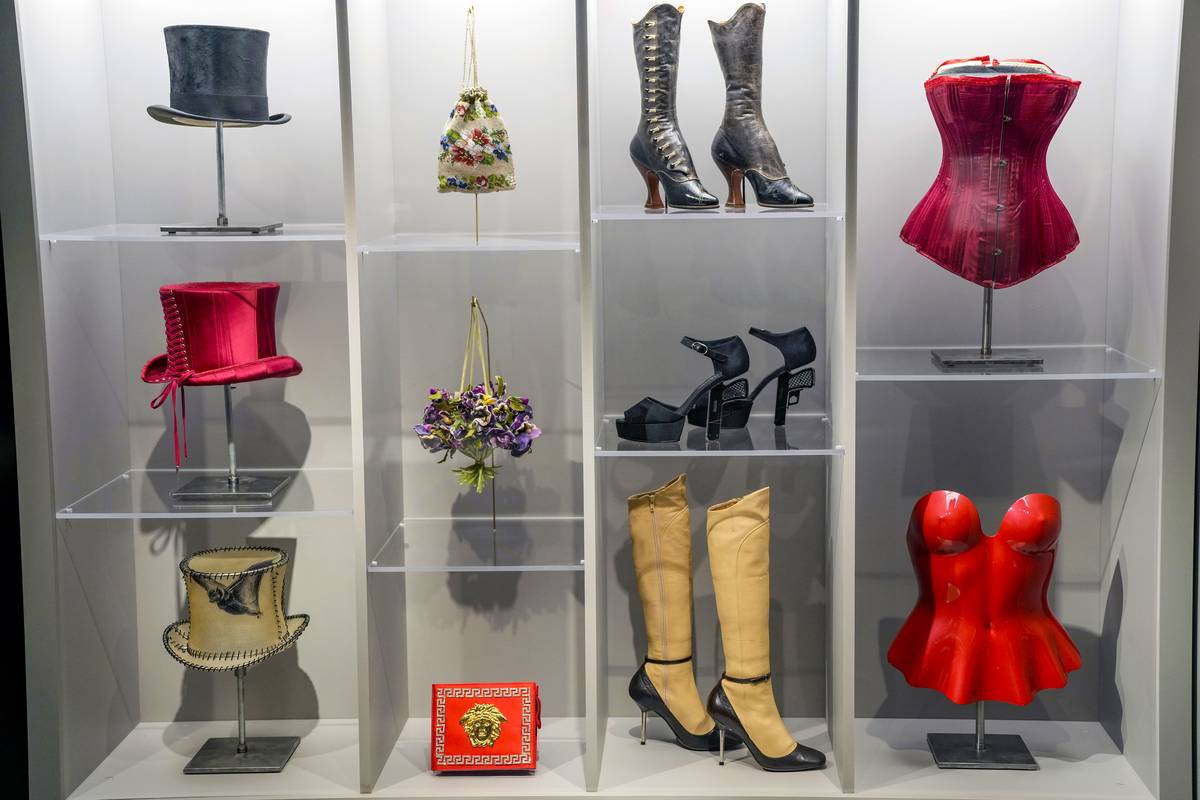 1_Dress, Dreams and Desire_ Fashion and Psychoanalysis